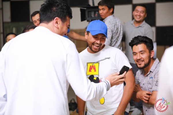 Сардор Раҳимхон “Онам” қўшиғи учун видеоклип суратга олдирди