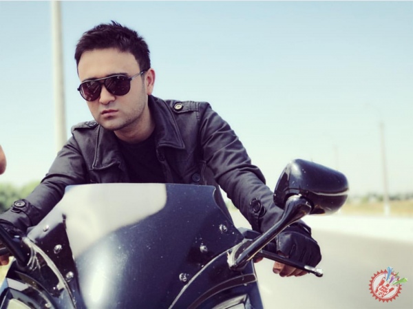 Шоҳруҳхон "Ёнингдаман" қўшиғи учун видеоклип суратга олдирди