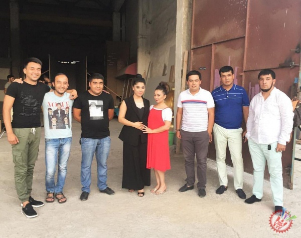 Зиёда \"Яна иш\" таронаси учун ижодий жамоаси билан клип яратишга киришди