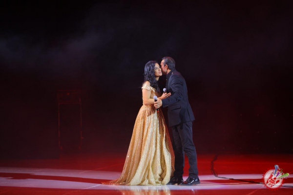 "Истиқлол" саҳнасида Нилуфар Усмонова Рафет Эл Роман билан дуэт куйлади