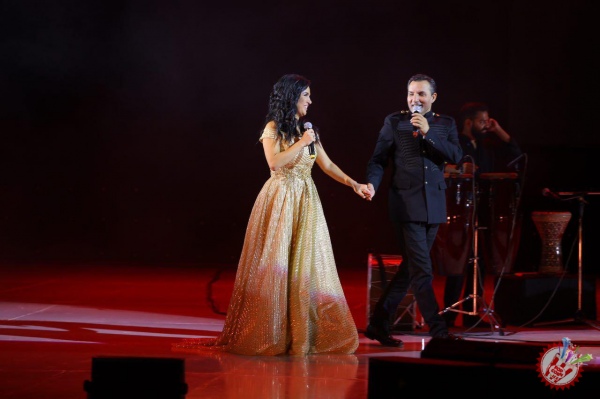\"Истиқлол\" саҳнасида Нилуфар Усмонова Рафет Эл Роман билан дуэт куйлади