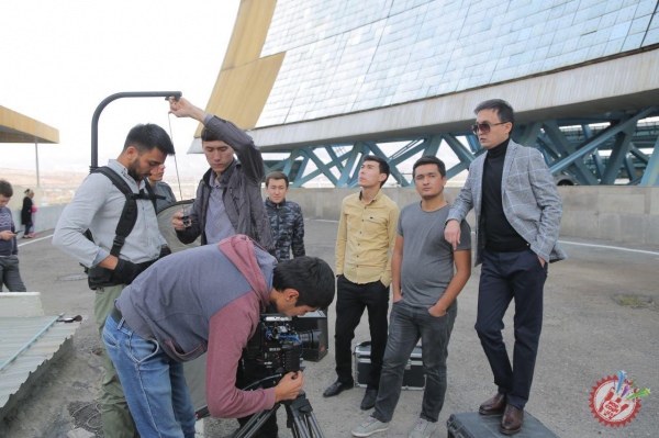 Хонанда Баҳром Назаров ердан 50 метрча баландликда клип суратга олдирди