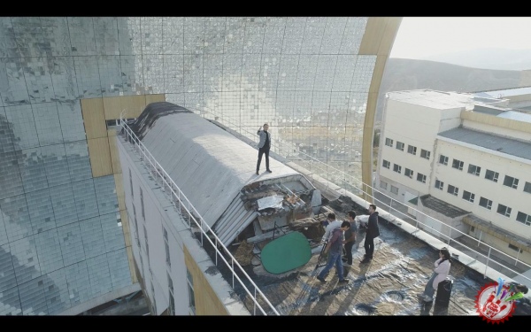 Хонанда Баҳром Назаров ердан 50 метрча баландликда клип суратга олдирди