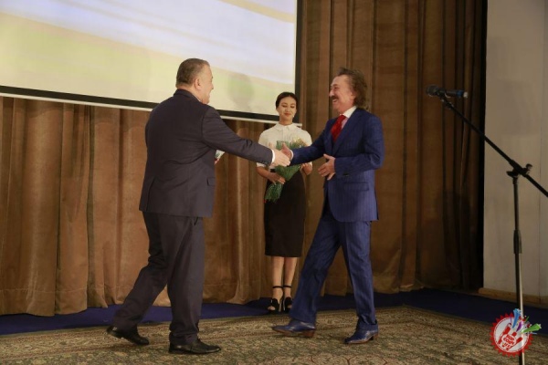 Маданият ходимларига "Ўзбекистон Конституциясига 25 йил" эсдалик нишони топширилди