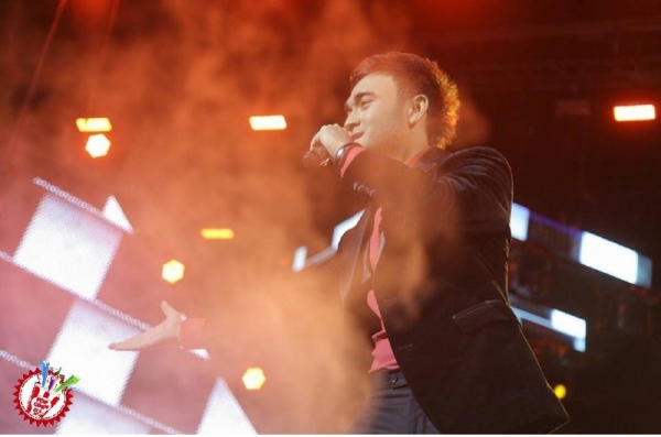 Шоҳруҳхоннинг "Ёнингдаман" номли яккахон концерт дастури бўлиб ўтмоқда