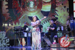 Юлдуз Усмонованинг "Сен ва мен учун" номли жонли ижродаги концертидан фоторепортаж