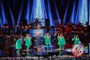 Юлдуз Усмонованинг "Сен ва мен учун" номли жонли ижродаги концертидан фоторепортаж