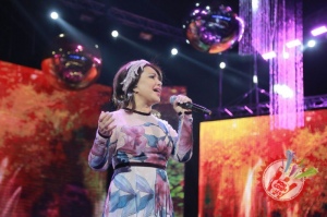 Юлдуз Усмонованинг "Сен ва мен учун" номли жонли ижродаги концертидан фоторепортаж