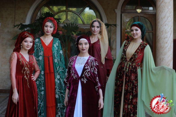 Дизайнер Ирода Агзамҳўжа янги либослари намойиши ўтказди