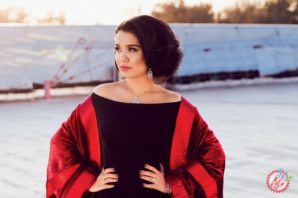 Нилуфар Усмонова талабларга биноан “Ёр ёр” қўшиғини тақдим қилди