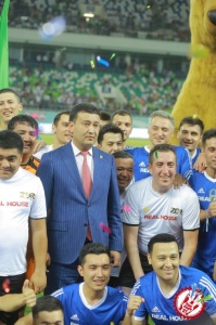 Халқаро Олимпия куни муносабати билан юлдузли футбол шоу бўлиб ўтди