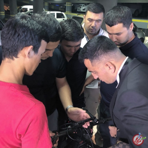 Жаҳонгир Позилжонов шогирди билан куйлаган дуэтига клип суратга олдирди