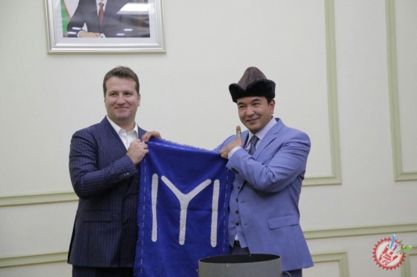 Маданият вазирлигида Меҳмет Бўздағ билан матбуот анжумани бўлиб ўтди