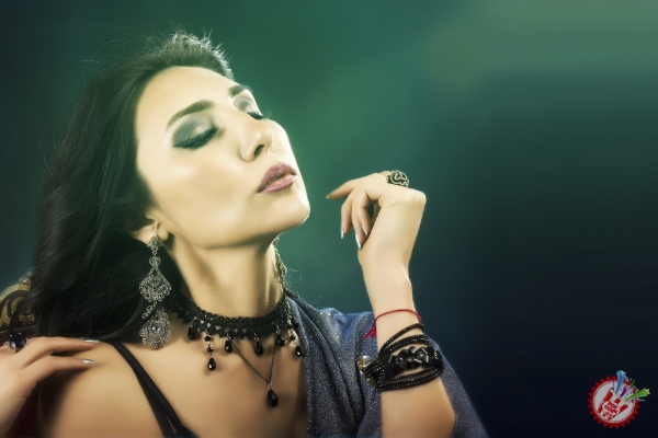 Амура янги қўшиғини премьера қилди