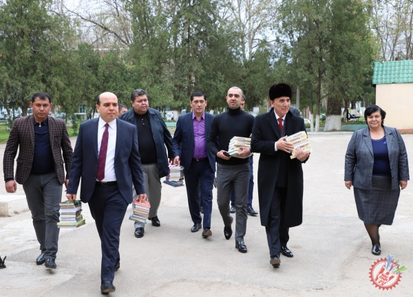 \"Ўзбекконцерт\" давлат муаасасаси билан бирга таниқли хонандалар мактабларга китоблар совға қилишди