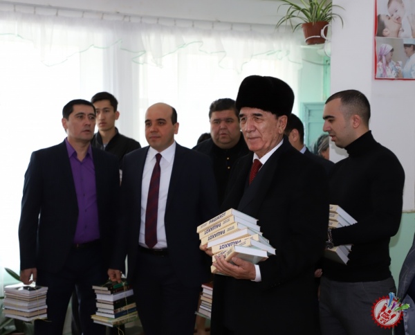 \"Ўзбекконцерт\" давлат муаасасаси билан бирга таниқли хонандалар мактабларга китоблар совға қилишди