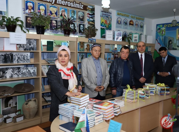 \"Ўзбекконцерт\" давлат муаасасаси билан бирга таниқли хонандалар мактабларга китоблар совға қилишди