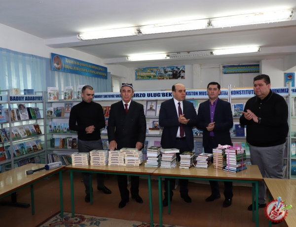 \"Ўзбекконцерт\" давлат муаасасаси билан бирга таниқли хонандалар мактабларга китоблар совға қилишди