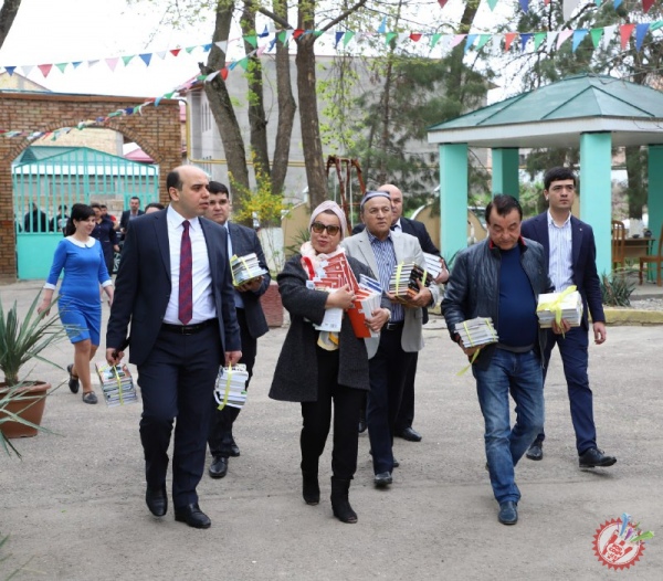 \"Ўзбекконцерт\" давлат муаасасаси билан бирга таниқли хонандалар мактабларга китоблар совға қилишди