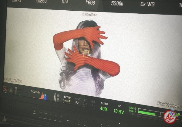 Муниса Ризаева \"Ёнма дил\" таронасига клип суратга олдирди