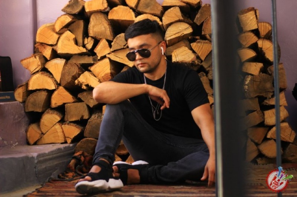 Шоҳруҳ яккахон хонандалик фаолиятини йўлга қўйди