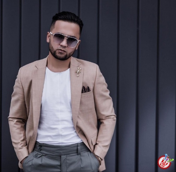 Шохрух қизалоғига бағишлаб қўшиқ куйлади