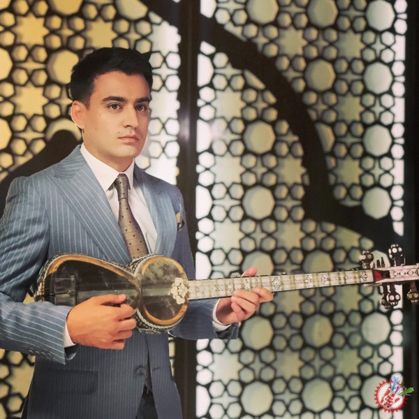 Али Отажонов хоразмча илк ижод маҳсулини яратмоқда