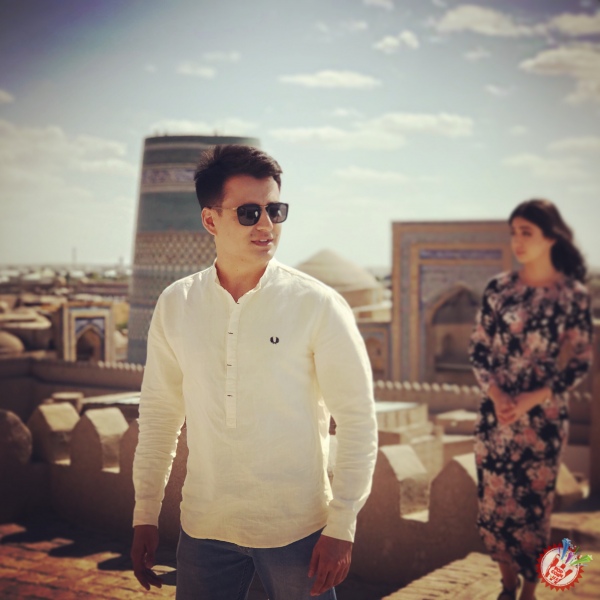 Али Отажонов хоразмча илк ижод маҳсулини яратмоқда