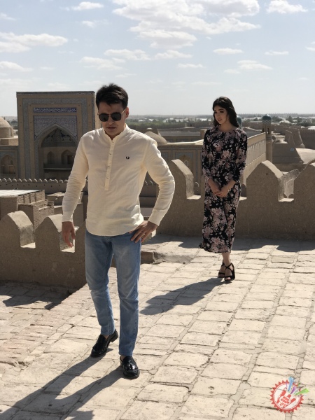 Али Отажонов хоразмча илк ижод маҳсулини яратмоқда