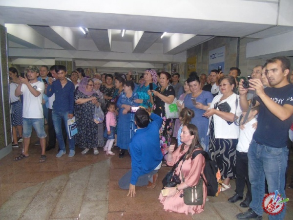 Бепул метро кунида санъаткорлар йўловчиларни қувонтиришди