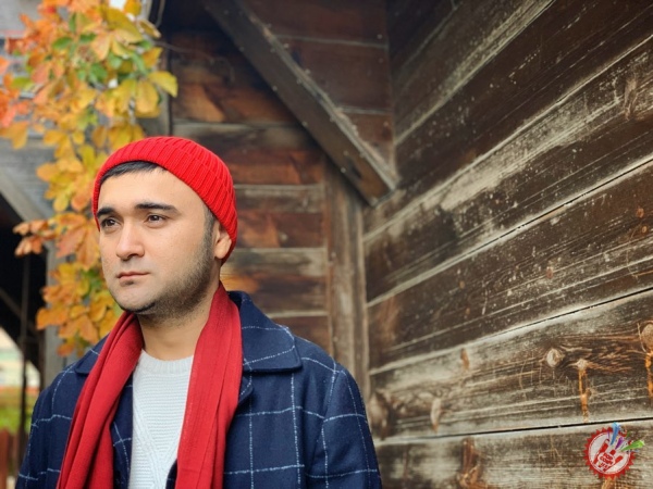 Шоҳруҳхон \"Атиргуллар\" қўшиғи учун видеоклип суратга олдирди