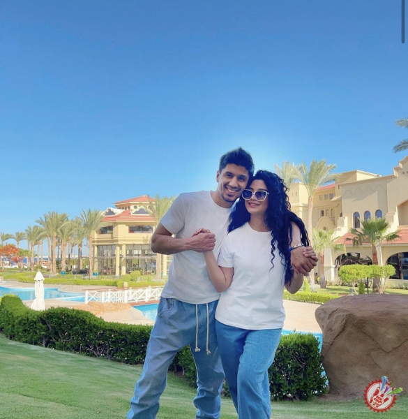 Кино оламининг юлдузли жуфтлиги саёҳатга чиқди