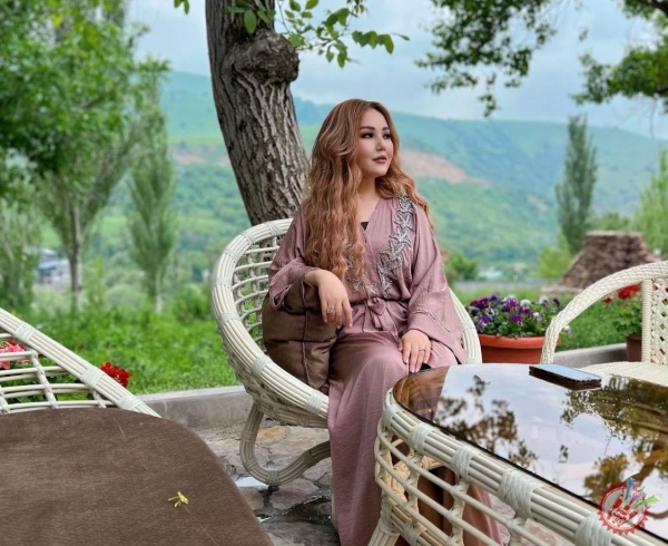 Умидахон ҳит таронасини ўзбекча талқинда куйлади