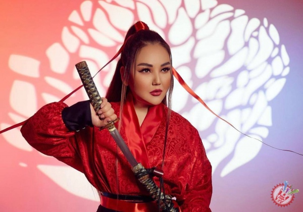 Умидахон Юлдуз Усмонованинг таронасини янги талқинда куйлади