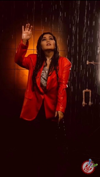 Умидахон икки тилда ижро қилинган таронасига клип олди