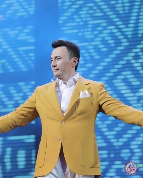 Улуғбек Раҳматуллаевнинг концерт дастуридан фоторепортаж