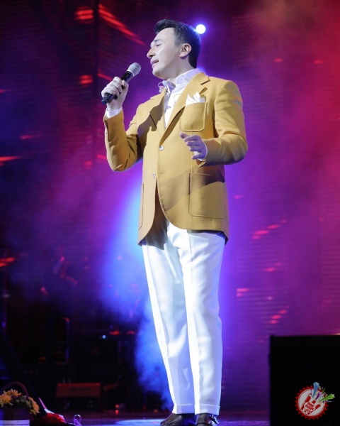 Улуғбек Раҳматуллаевнинг концерт дастуридан фоторепортаж