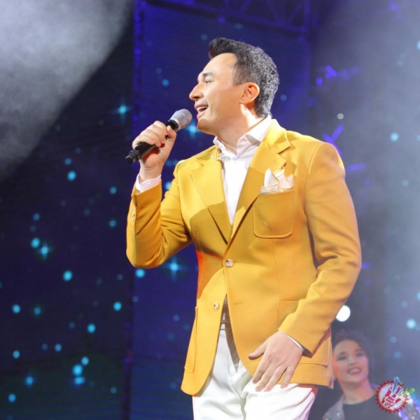 Улуғбек Раҳматуллаевнинг концерт дастуридан фоторепортаж