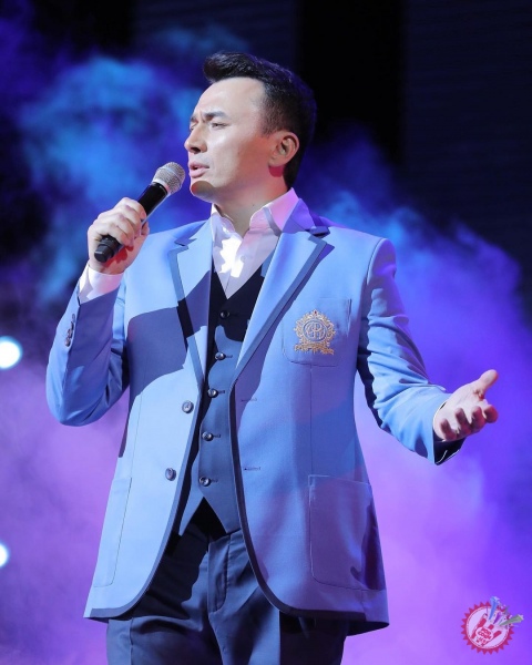 Улуғбек Раҳматуллаевнинг концерт дастуридан фоторепортаж