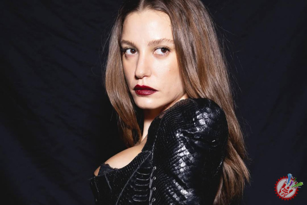 Serenay Sarikaya yana tomoshabinlar diqqat markazida
